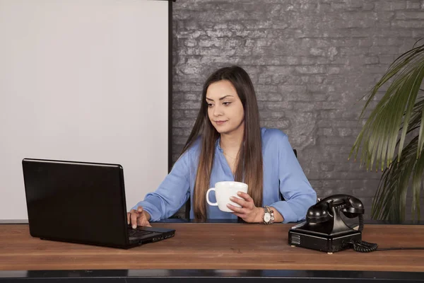 商务妇女喝咖啡 复制她背后的空间 — 图库照片