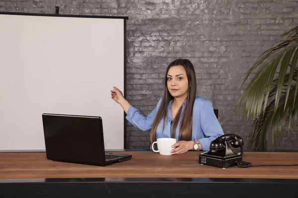 Seriös Affärskvinna Presenterar Ett Tomt Utrymme — Stockfoto