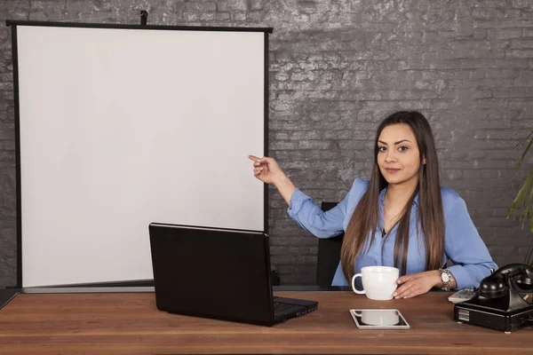 商业女性在空白白板上显示手指 — 图库照片