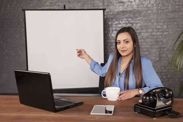 Business Woman Pointing Empty Blackboard Her Back — Stock Photo, Image