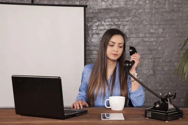 Affärskvinna Förhandlar Med Fast Telefon — Stockfoto