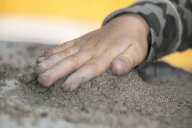 çocuğun el kum üzerinde