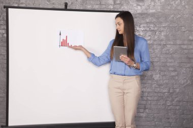 grafik okuma odaklı iş kadını