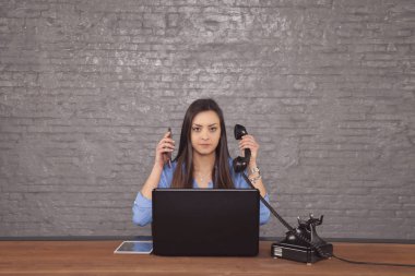 bir zamanlar, iki telefon görüşmeleri yapmak için genç güzel Sekreteri görev yönelimli kavramı