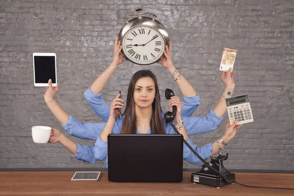 Multitask Affärskvinna Som Satt Vid Skrivbordet Kontoret Begreppet Väl Organiserat — Stockfoto