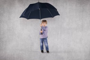 şemsiye altında genç Sigorta acentası sizin için boş bir yer