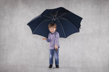 şemsiye, kopya alanı altında genç sigorta acentesi