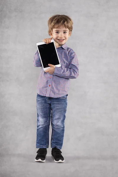 Χαρούμενος Νεαρός Επιχειρηματίας Δείχνει Ένα Νέο Tablet — Φωτογραφία Αρχείου
