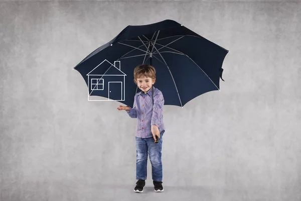 Junger Versicherungsvertreter Unter Regenschirmen Schützt Ihre Immobilie — Stockfoto