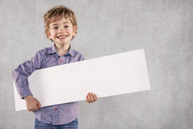 bir reklam alanı beyaz kopya alanı onun elinde tutan genç işadamı