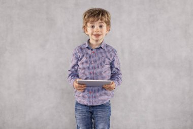 genç işadamı bir tablet ile arka plan üzerinde izole onun elinde duruyor