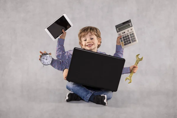 Ένας Νεαρός Επιχειρηματίας Μπορεί Κάνει Οποιαδήποτε Εργασία Multitasking Πρόσωπο — Φωτογραφία Αρχείου