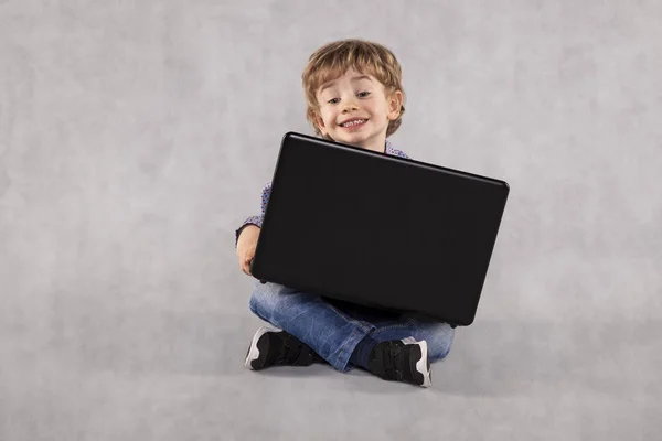 Μικρός Επιχειρηματίας Χρησιμοποιεί Ένα Φορητό Υπολογιστή Μαθαίνοντας Από Νεαρή Ηλικία — Φωτογραφία Αρχείου