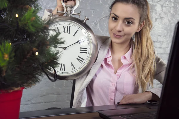 Feliz Mujer Negocios Sosteniendo Reloj Árbol Navidad Escritorio — Foto de Stock