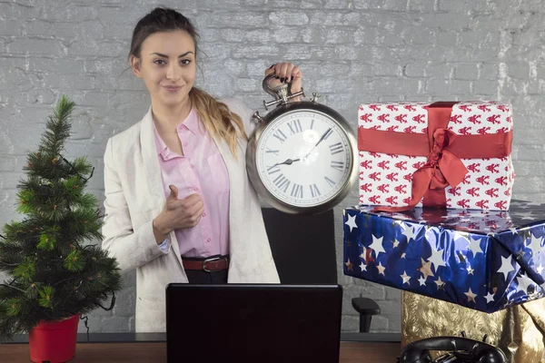 Mulher Negócios Segurando Relógio Conceito Tempo Fora Trabalho Natal — Fotografia de Stock