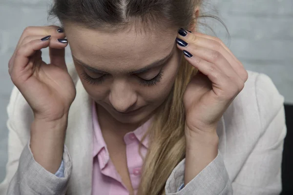 Porträt Einer Geschäftsfrau Die Mit Kopfschmerzen Kämpft Aus Nächster Nähe — Stockfoto