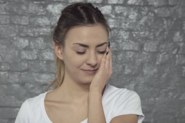 Genç kadın mücadeleler ile diş ağrısı, ağrı bir yerde el