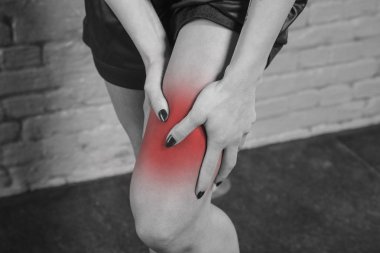 yavrularıyla acıyor kadın gösterir