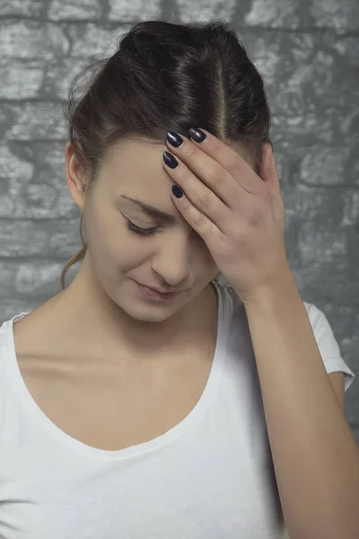 Junge Frau Kämpft Mit Kopfschmerzen Hand Ort Des Schmerzes — Stockfoto