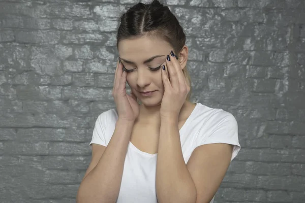 Ung Kvinna Kämpar Med Huvudvärk Händerna Stället För Smärta Närbild — Stockfoto