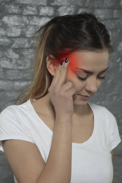 Junge Frau Kämpft Mit Kopfschmerzen Seitenansicht — Stockfoto