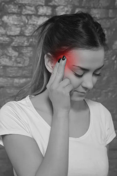 Junge Frau Kämpft Mit Kopfschmerzen Nahaufnahme — Stockfoto