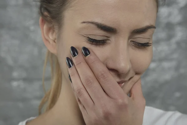 Mulher Está Lutando Com Dor Dente Mão Bochecha — Fotografia de Stock