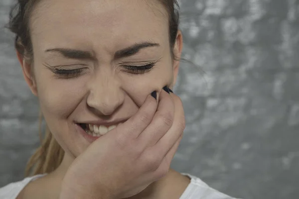 Frau Kämpft Mit Zahnschmerzen Nahaufnahme — Stockfoto