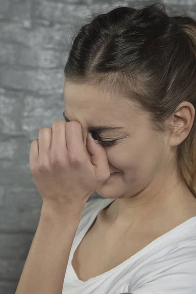 Frau Kämpft Mit Nasenschmerzen Seitenansicht — Stockfoto