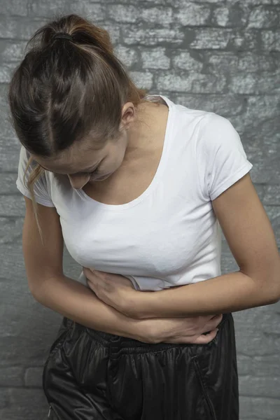 Mujer Está Luchando Con Dolor Estómago Doblado Por Mitad —  Fotos de Stock