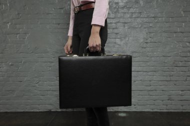 Sekreter bir evrak çantası'nı düzenliyor