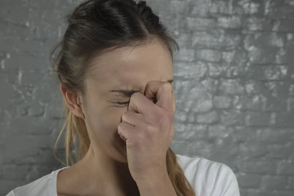 Žena Ukazuje Její Nos Bolí — Stock fotografie