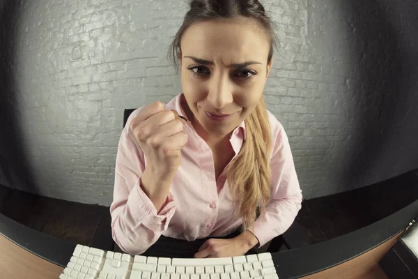 Business Woman Working Computer Threatens Punch — Stock Photo, Image