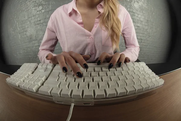 Geschäftsfrau Arbeitet Ihrer Tastatur — Stockfoto
