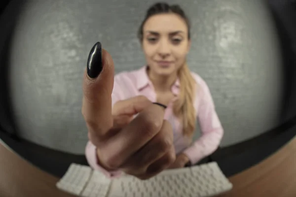 ビジネスの女性を脅かす指 背景をぼかした写真 — ストック写真