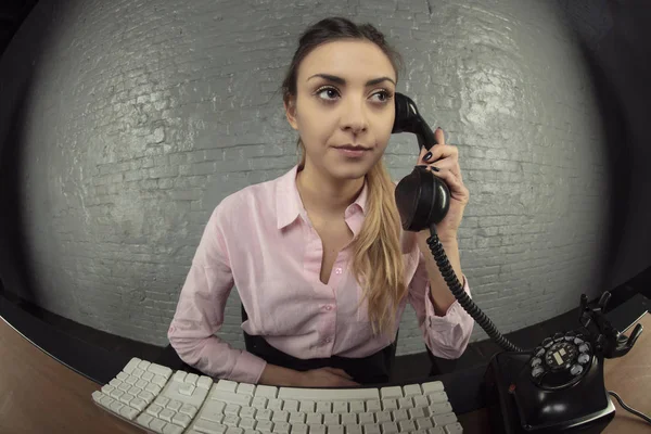 Mujer Negocios Enfocada Hablando Por Teléfono —  Fotos de Stock