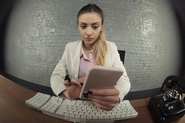 Zakenvrouw Schrijft Iets Telefoon Situatie Het Kantoor — Stockfoto