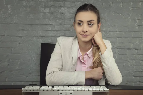 Geschäftsfrau Sitzt Ihrem Privatbüro — Stockfoto