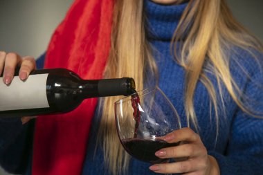 şarap şişe cam içine dökme