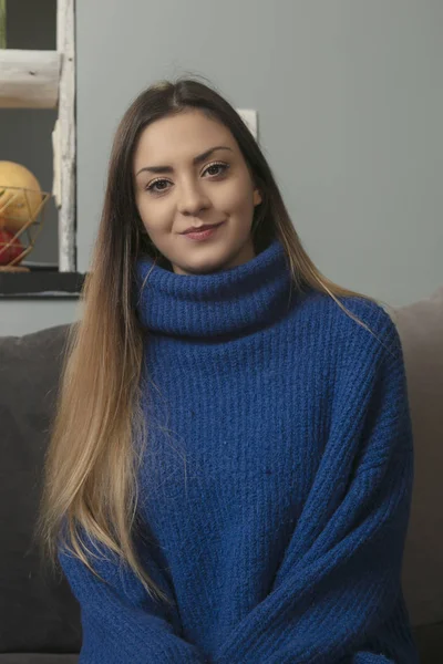 Retrato Una Hermosa Chica Suéter Azul — Foto de Stock