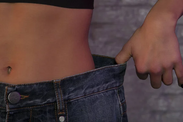 Chica muestra cuánto peso perdió, pantalones demasiado grandes — Foto de Stock