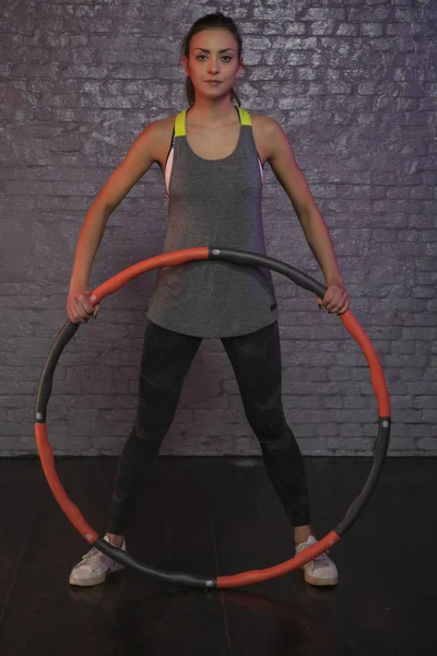 Fiatal lány gyakorló a hula hoop — Stock Fotó