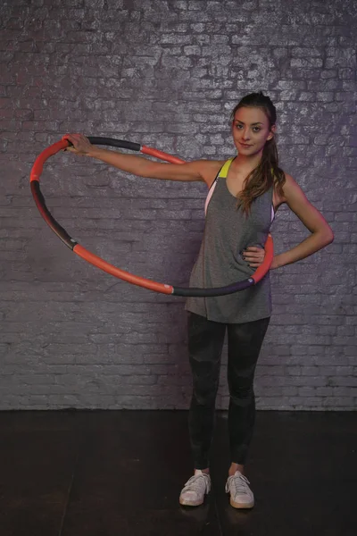 Fiatal lány gyakorló a hula hoop — Stock Fotó