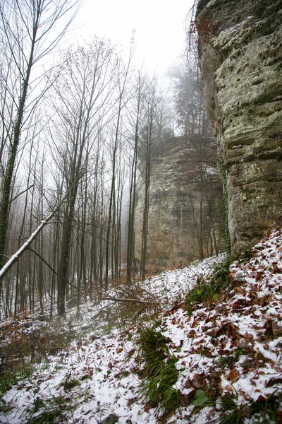 Hügel in winterlicher Landschaft — Stockfoto