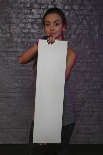 Vacker ung flicka som håller en tom kartong, kopiera utrymme för adve — Stockfoto