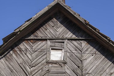 eski terk edilmiş bir evde doruk