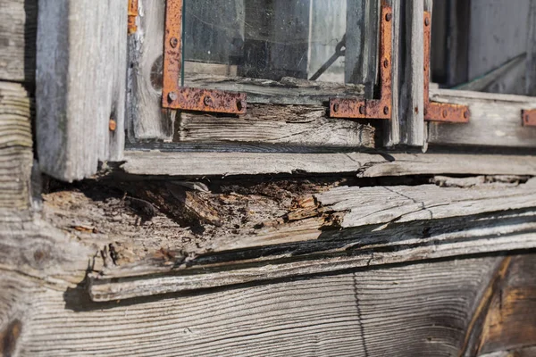 Velho peitoril da janela de madeira podre — Fotografia de Stock