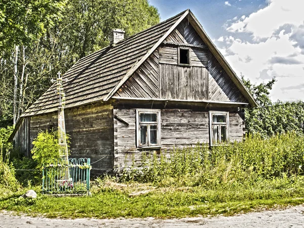 Дуже старий занедбаному будинку в Польщі — стокове фото