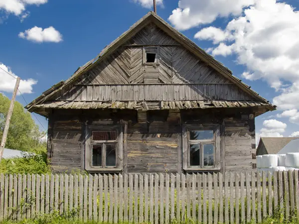 Дуже старий занедбаному будинку в Польщі — стокове фото