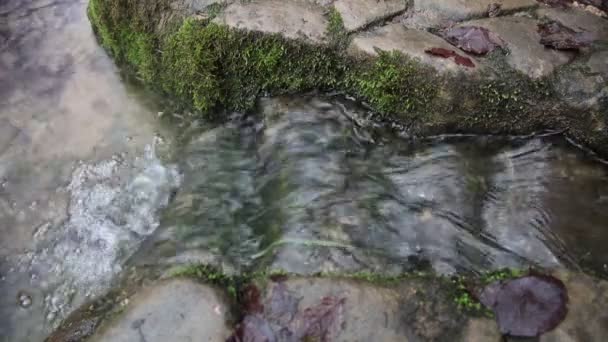 Woda Przepływa Przez Kamienie Widok Góry — Wideo stockowe